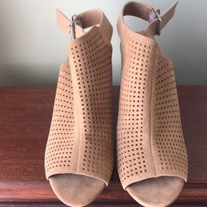 NWOT Tahari Margaret fawn suede heels - size 10